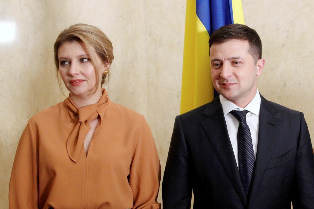 La primera dama de Ucrania, Olena Zelenska (i), dio positivo a COVID-19. Su esposo, Vladimir Zelenski (d), dio negativo en los exámenes. (ARCHIVO) 