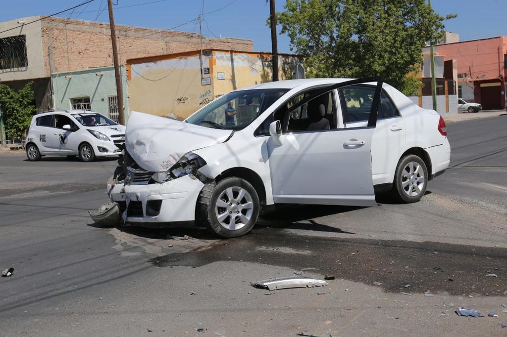 El vehículo afectado es un Nissan Tiida, modelo 2008, color blanco, el cual portaba placas de circulación del estado de Durango. (EL SIGLO DE TORREÓN)