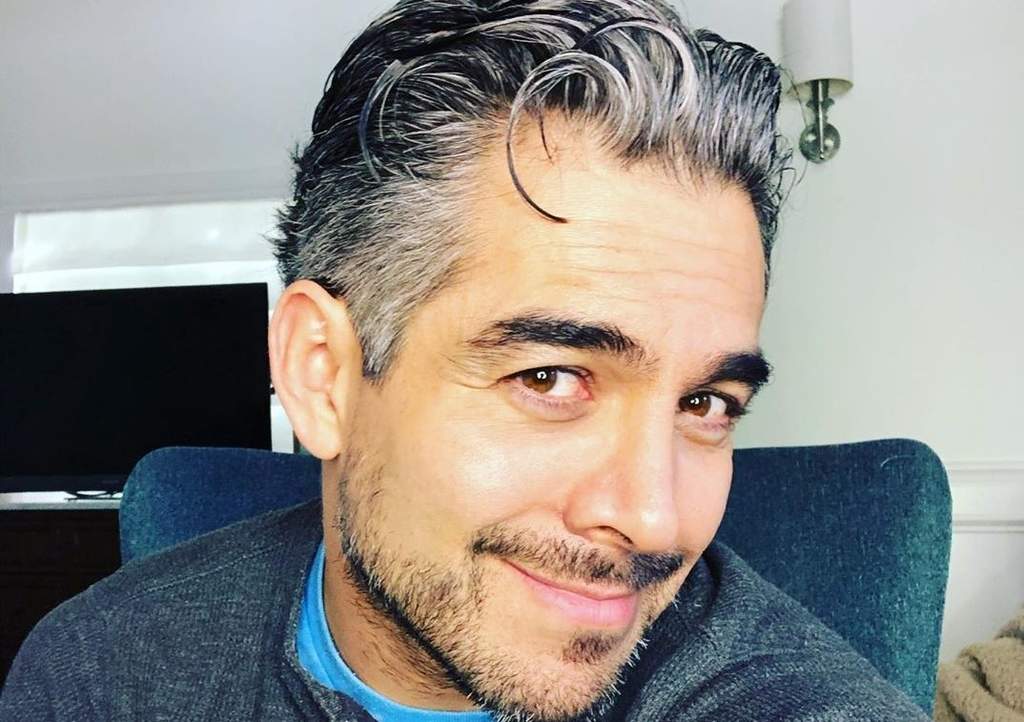 Omar Chaparro sorprendió a sus seguidores y amigos en su cuenta oficial de Instagram con una imagen en donde comparte un antes y un después de su cambio de look. (INSTAGRAM) 