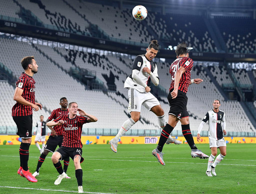 La Juventus se clasificó este viernes, en el regreso del fútbol italiano tras más de tres meses de parón a causa del coronavirus, para la final de la Copa Italia, al empatar 0-0 en el Allianz Stadium turinés y al hacer bueno el 1-1 conseguido en la ida, disputada a mediados de febrero en San Siro. (EFE)