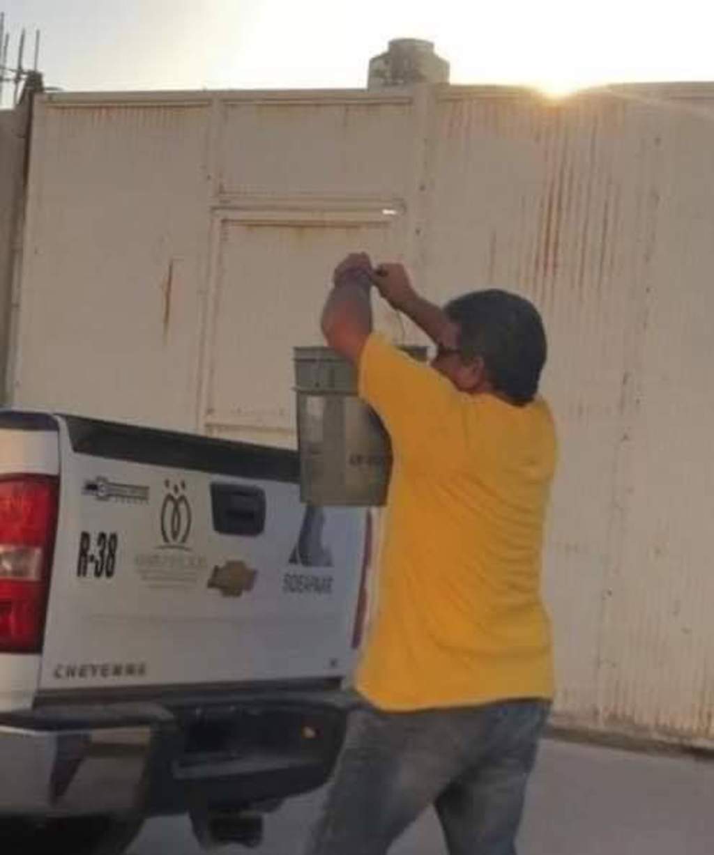En redes sociales se publicaron imágenes donde se observa al hombre usando el vehículo oficial para transportar cerveza.