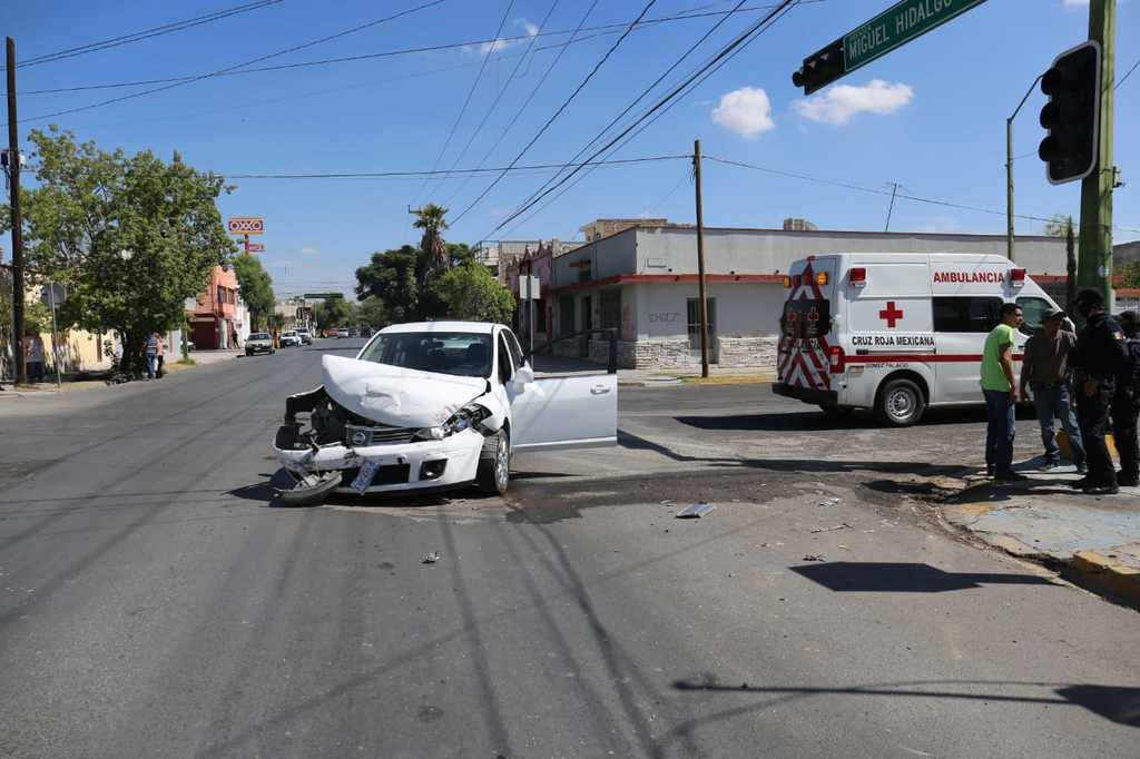 La unidad fue chocada por un automóvil que se dio a la fuga.