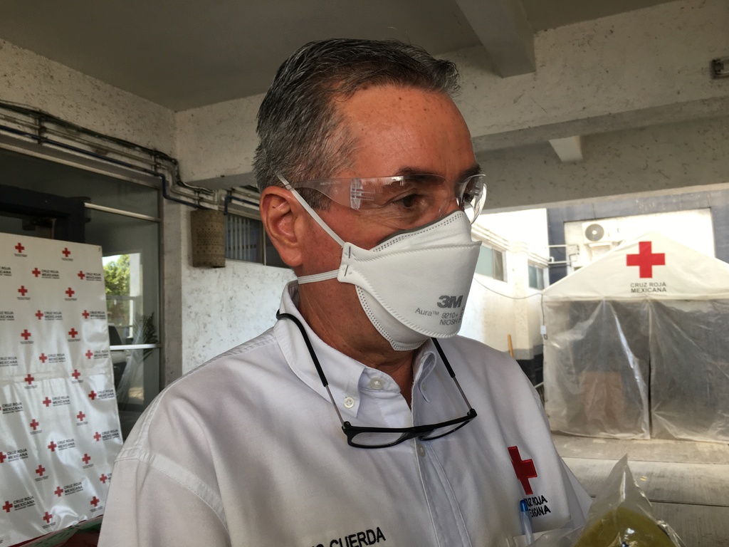 Autoridades de la Cruz Roja recibieron un donativo de caretas del diputado José Ángel Pérez.