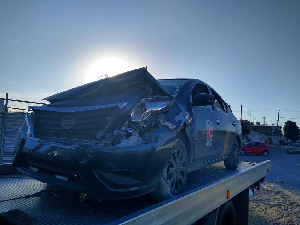 El automóvil resultó con daños de consideración. (EL SIGLO DE TORREÓN)