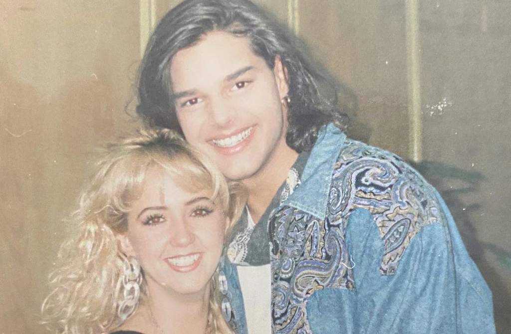 Andrea Legarreta y Ricky Martin sorprendieron a sus fans de Instagram al aparecer juntos en una antigua fotografía de cuando participaron en la telenovela juvenil Alcanzar una estrella 2, en 1991. (INSTAGRAM) 
