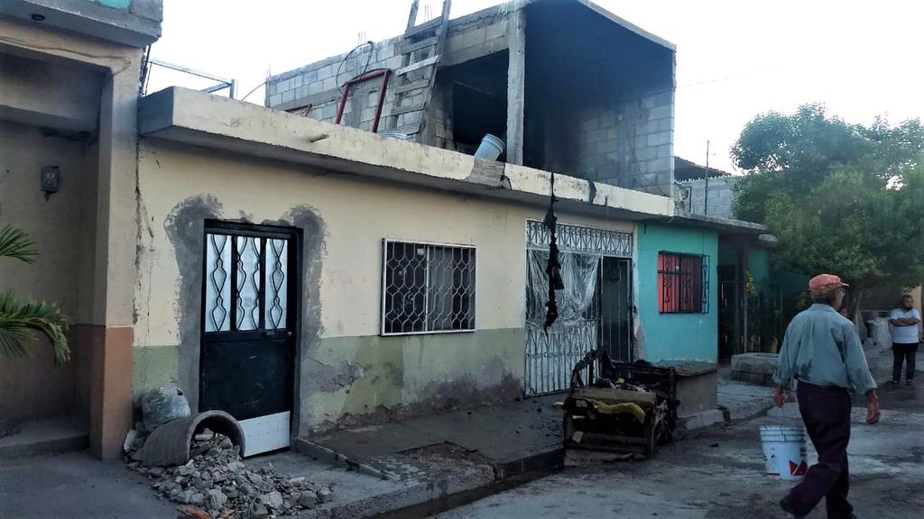 El fuego afectó principalmente la parte alta de la casa, donde consumió muebles, aparatos electrónicos, ropa y otros objetos de valor.
(EL SIGLO DE TORREÓN)