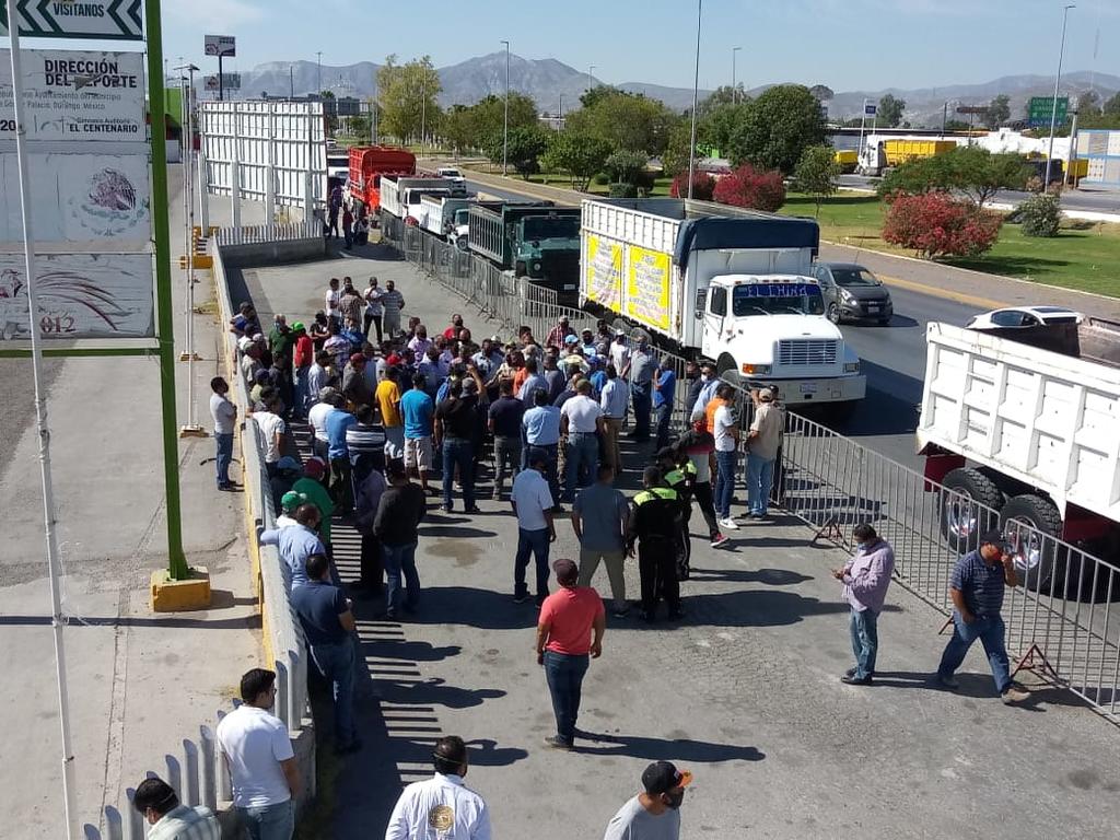 Alrededor de las 8:30 horas del sábado, comenzaron a llegar los camiones de materialistas y de carga en general y se estacionaron a un lado del bulevar Ejército Mexicano (Periférico), frente a las instalaciones de la Expo-Feria, en Gómez Palacio. 
(EL SIGLO DE TORREÓN)