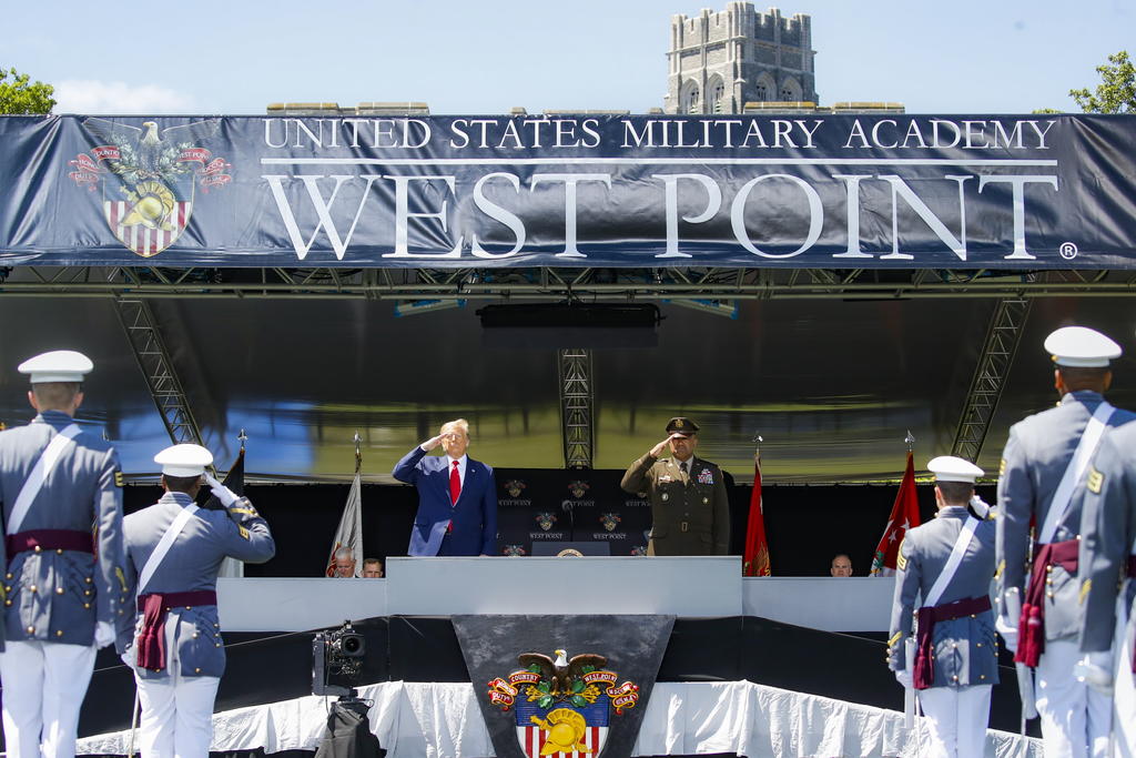 Trump participó en la ceremonia de graduación de la academia militar de West Point, una de las tradiciones que acompañan a la Presidencia, y que el mandatario pidió que se mantuviera pese a la pandemia.
(EFE)
