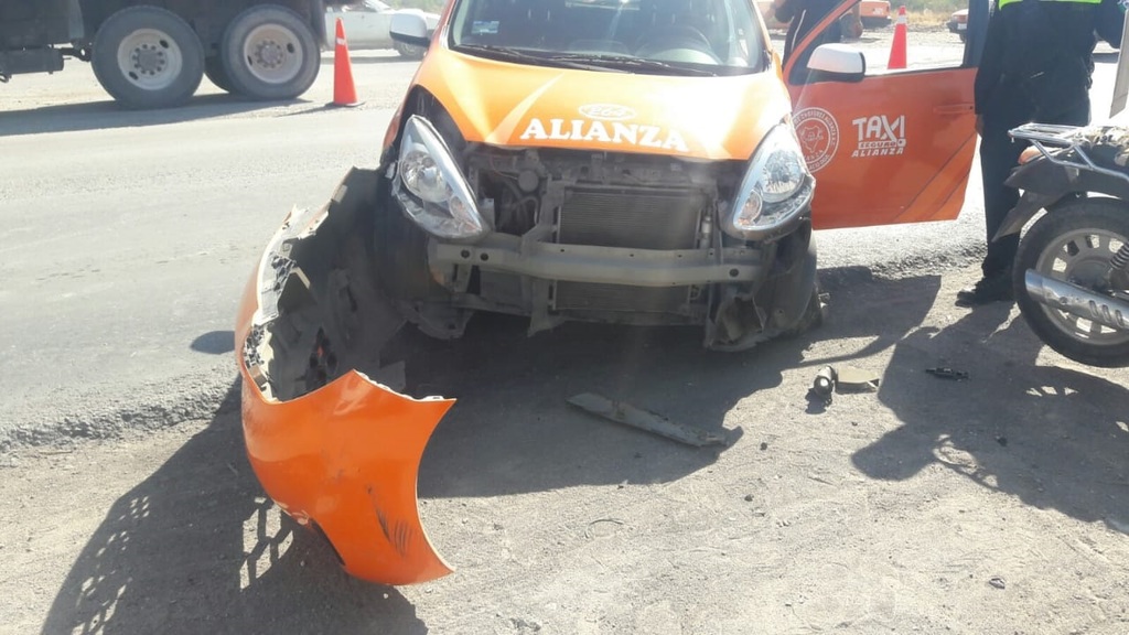 El motociclista resultó lesionado al impactarse contra un taxi en Gómez Palacio. (EL SIGLO DE TORREÓN)