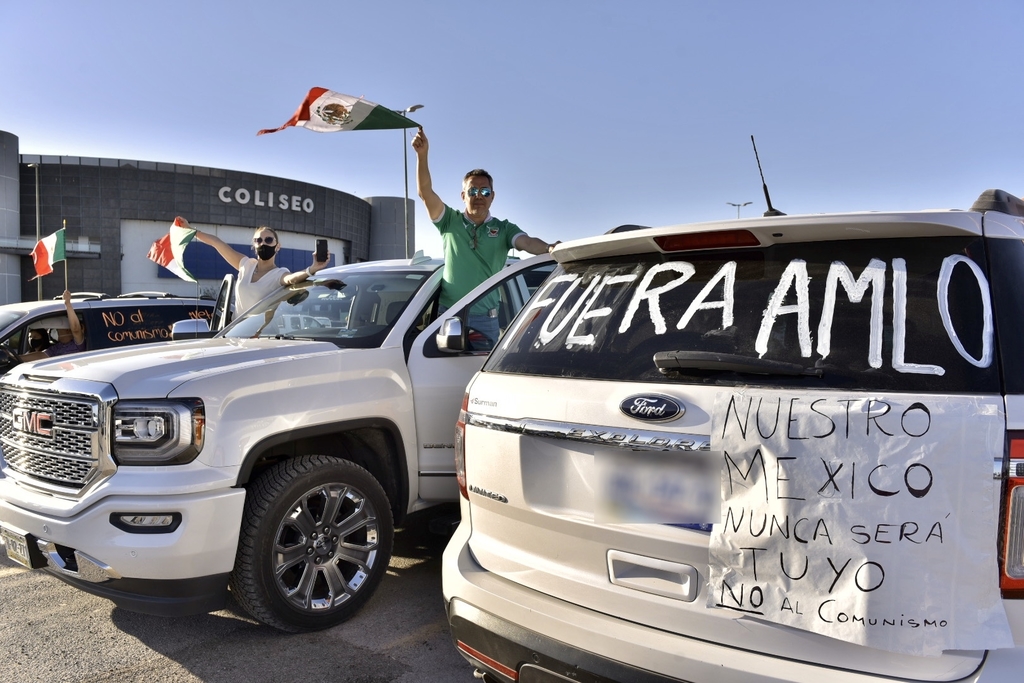 Con pancartas y mensajes pintados en los vehículos, los participantes de la caravana exigieron la renuncia del presidente de la República Mexicana, Andrés Manuel López Obrador. (ÉRICK SOTOMAYOR)