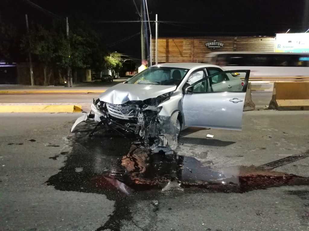 El vehículo, que presentó daños por más de 50 mil pesos, fue asegurado y trasladado al corralón de la ciudad. (EL SIGLO DE TORREÓN)