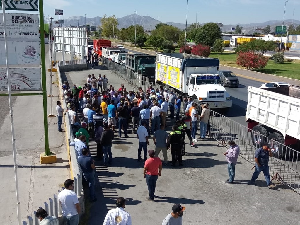 Los manifestantes estacionaron sus pesadas unidades a lo largo del bulevar Ejército Mexicano. (EL SIGLO DE TORREÓN)