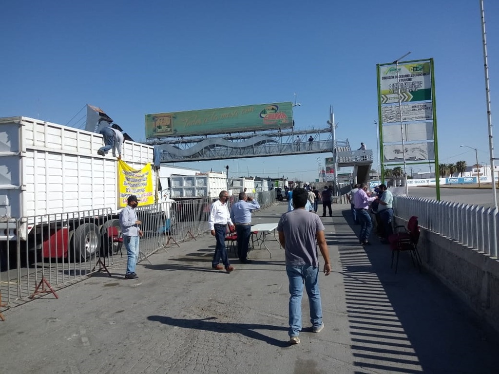 Los protestantes se estacionaron frente a las instalaciones de la ExpoFeria y la fila de camiones se extendió por unos 500 metros. (EL SIGLO DE TORREÓN)