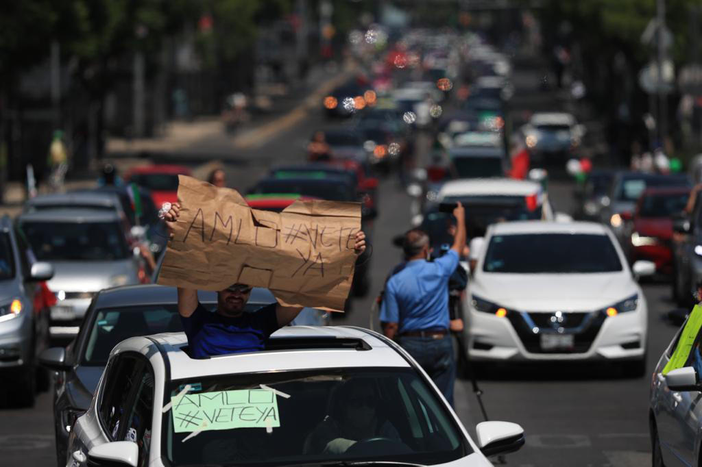 A bordo de sus automóviles, cientos de mexicanos, en varias ciudades del país, protestaron este domingo por segunda ocasión en menos de tres semanas, contra las políticas del presidente Andrés Manuel López Obrador. (EL UNIVERSAL)