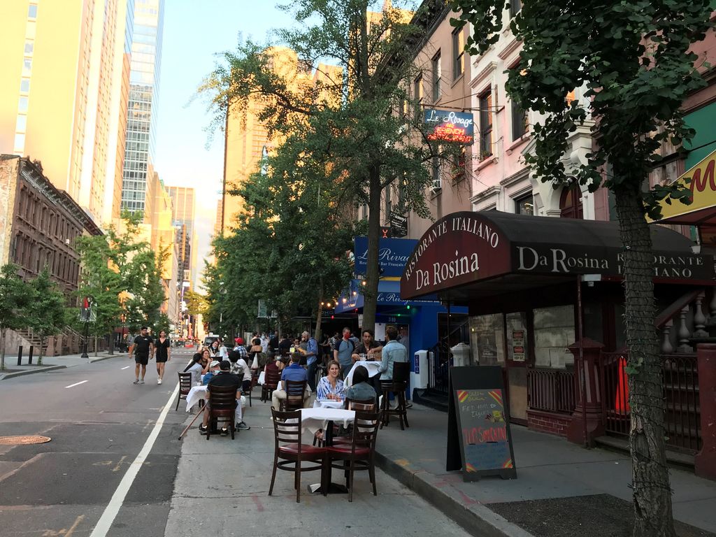 La ciudad de Nueva York está descubriendo las terrazas para comer y beber “al fresco” en el inicio de su reapertura tras el parón por la COVID-19. (EFE) 