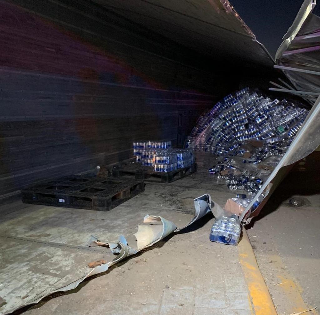 Las 28 toneladas de cerveza que transportaba el camionero de Chihuahua a Monterrey terminaron tiradas sobre el pavimento,. (EL SIGLO DE TORREÓN)
