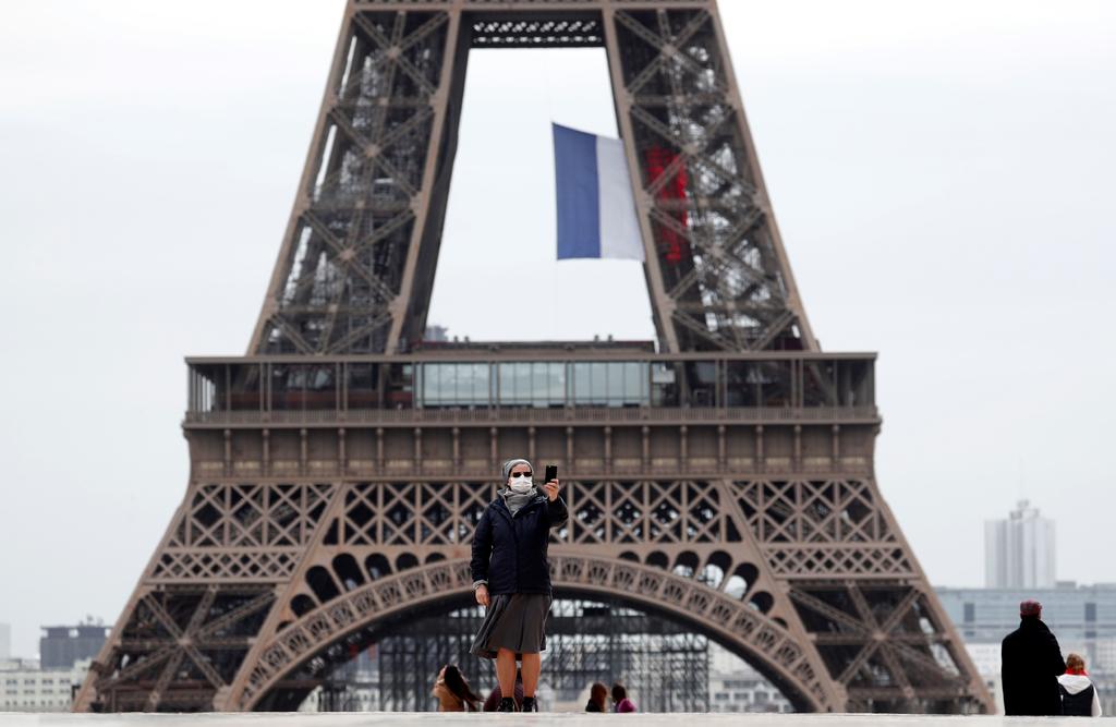 Los trabajadores preparan el martes la Torre Eiffel para su reapertura la semana próxima, luego que la pandemia de coronavirus causó el cierre más largo del ícono parisino desde la Segunda Guerra Mundial. (ARCHIVO) 