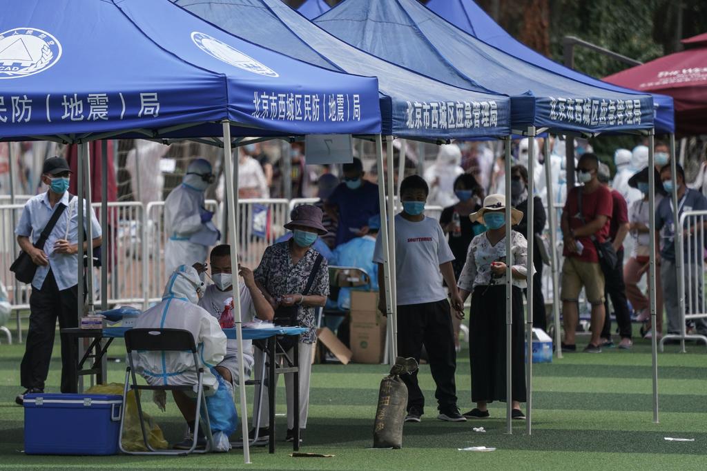 La Comisión Nacional de Salud de China informó hoy de 44 nuevos casos de COVID-19 detectados el martes, 11 de ellos procedentes del exterior y 33 a nivel local, de los cuales 31 se registraron en Pekín, tras el nuevo brote de coronavirus detectado en el principal mercado de la capital. (ARCHIVO)