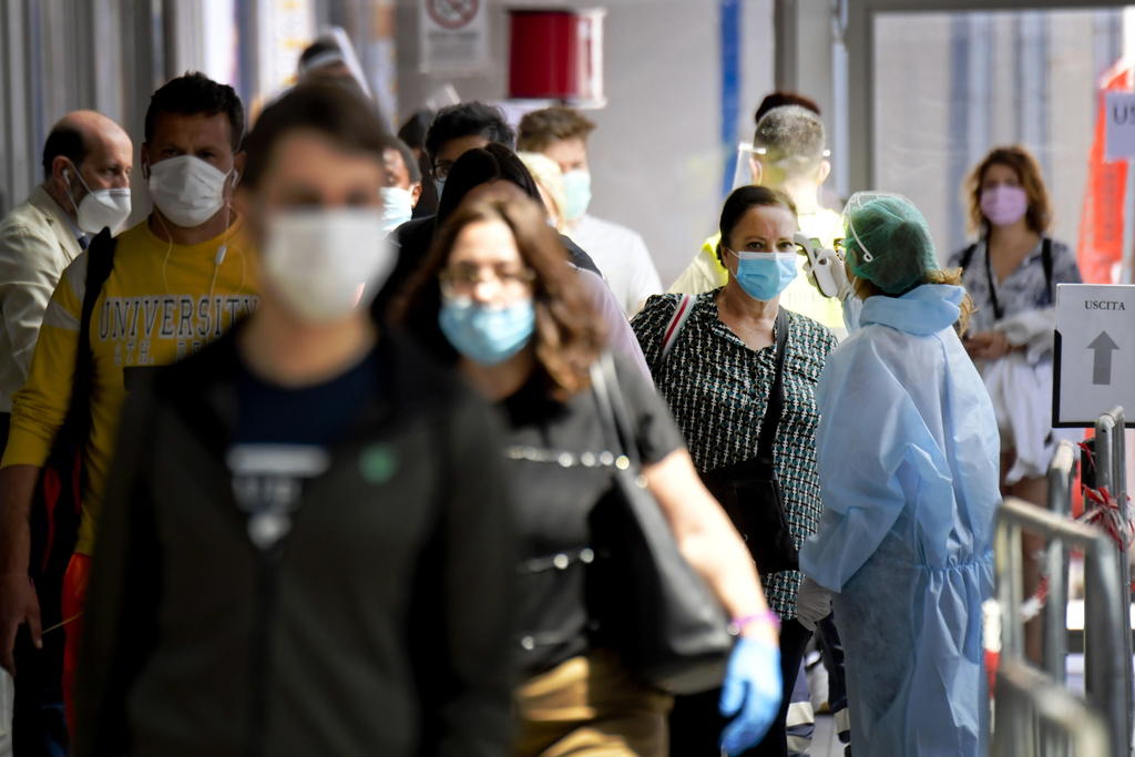 Italia ha registrado 43 muertos con coronavirus en las últimas veinticuatro horas, lo que eleva a 34,448 los fallecimientos, y ha identificado 329 nuevos contagios, las mayores cifras en lo que va de semana. (ARCHIVO) 