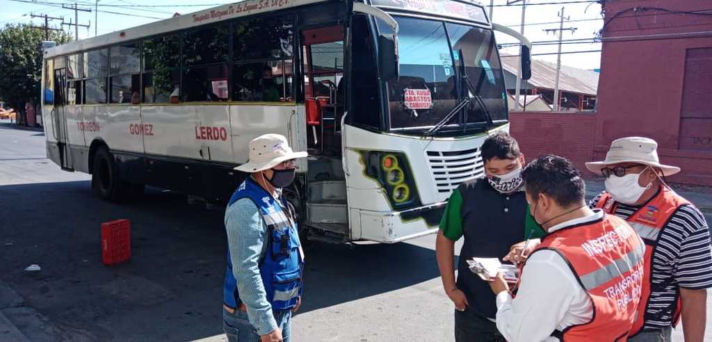 Los operativos de revisión sanitaria se instalan en las principales vialidades de Torreón. (CORTESÍA)