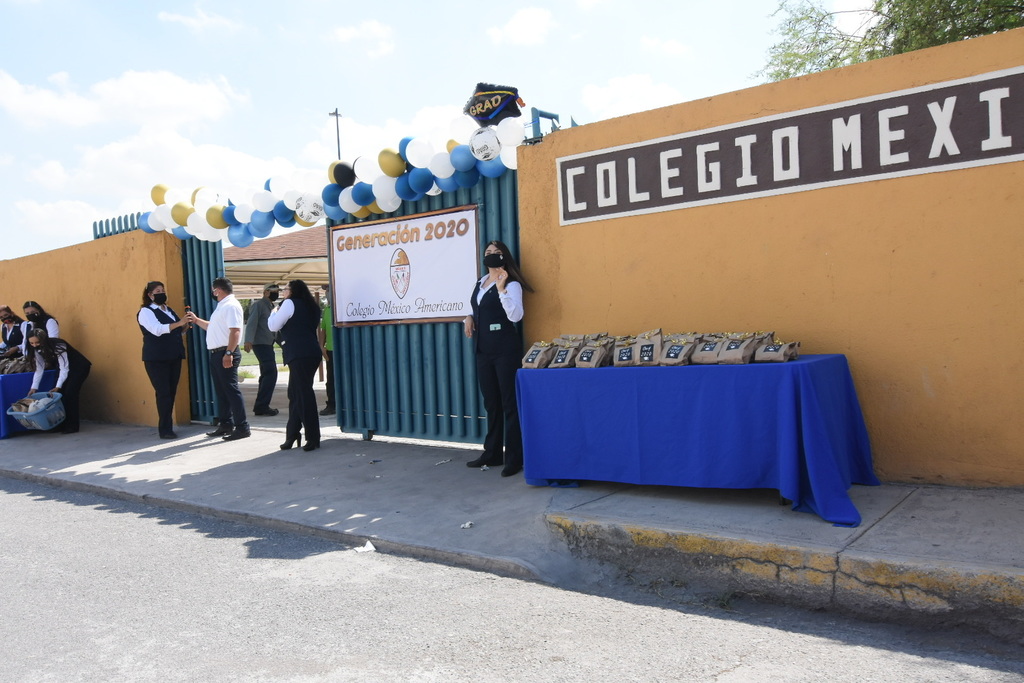 Los carros de los padres de familia fueron adornados con globos.