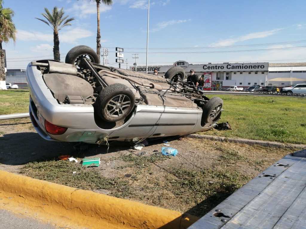 El vehículo se impactó contra el poste de una luminaria y terminó sobre su toldo en el Cinturón Ecológico de Gómez Palacio. (EL SIGLO DE TORREÓN)