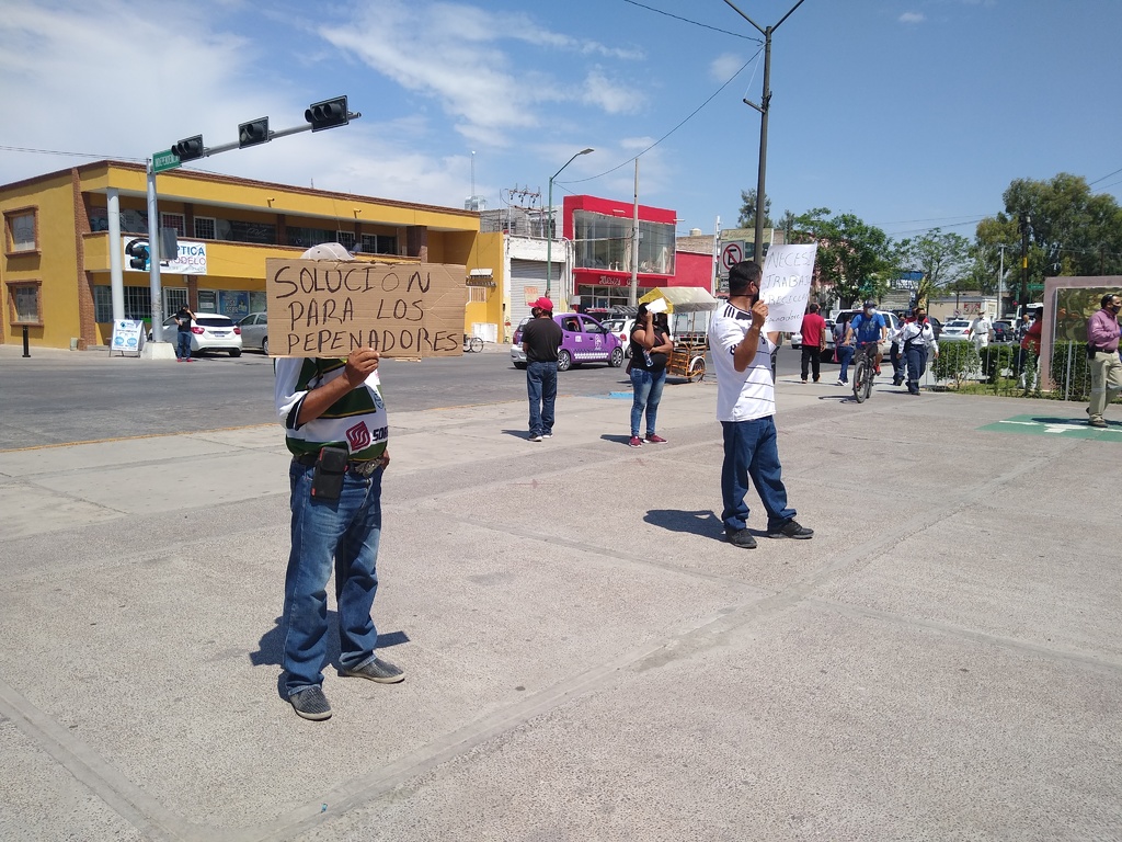 Pepenadores del relleno sanitario le pidieron a la alcaldesa de Gómez Palacio, Marina Vitela, que los dejara regresar a laborar.