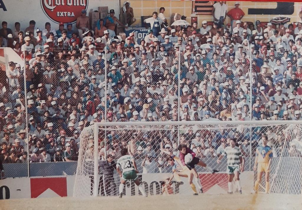 Ser parte de los cimientos de Santos Laguna, representa un orgullo para José Antonio Panduro, recordado portero que militó en el equipo Albiverde cuando apenas empezaba a construirse un nombre en el futbol mexicano. (ARCHIVO)
