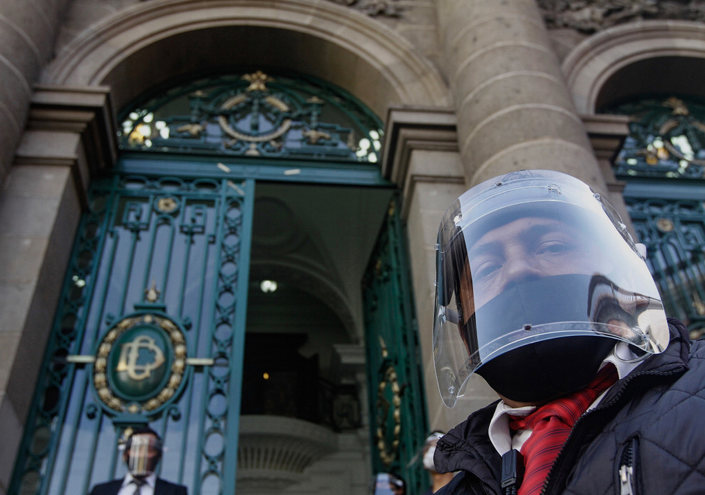 El Partido Acción Nacional y el PRD protestaron por la decisión que se tomó en menos de ocho minutos.