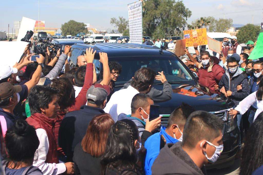Cuando AMLO salió de la instalación, decenas de personas rodearon la camioneta en que viajaba.