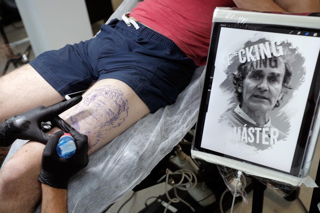 Un joven español se tatuó en una pierna el rostro de Fernando Simón, el epidemiólogo que ejerce de portavoz sanitario para la pandemia en España. (EFE) 