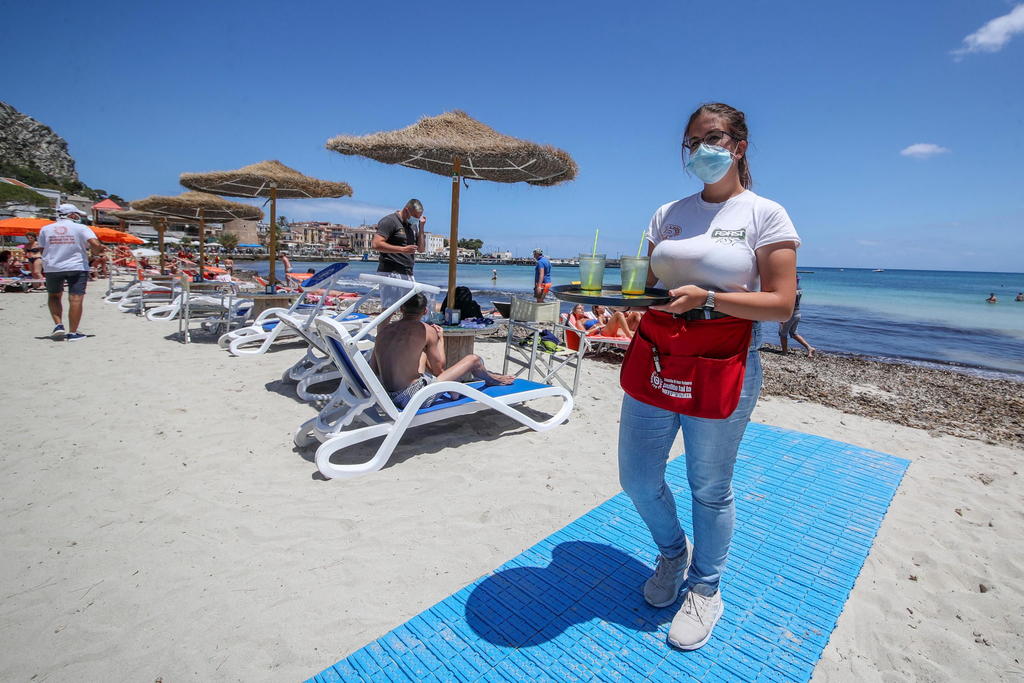 Italia registró 47 muertos con coronavirus en las últimas 24 horas, lo que eleva el balance a 34,561 víctimas mortales, pero ha certificado una notable reducción en el número de enfermos, 1,558 menos que ayer jueves. (ARCHIVO) 