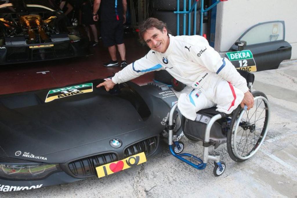 El expiloto de autos y posteriormente campeón paralímpico Alex Zanardi sufrió otra grave lesión el viernes. (ARCHIVO)