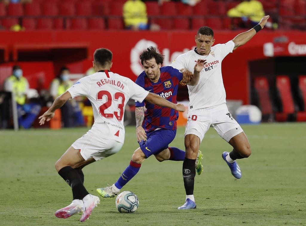 El ataque del Barcelona se atascó el viernes durante su visita al Sevilla, con el que se resignó a un empate sin goles que deja a los blaugranas expuestos a ser superados en la cima de La Liga española por el Real Madrid. (ARCHIVO)