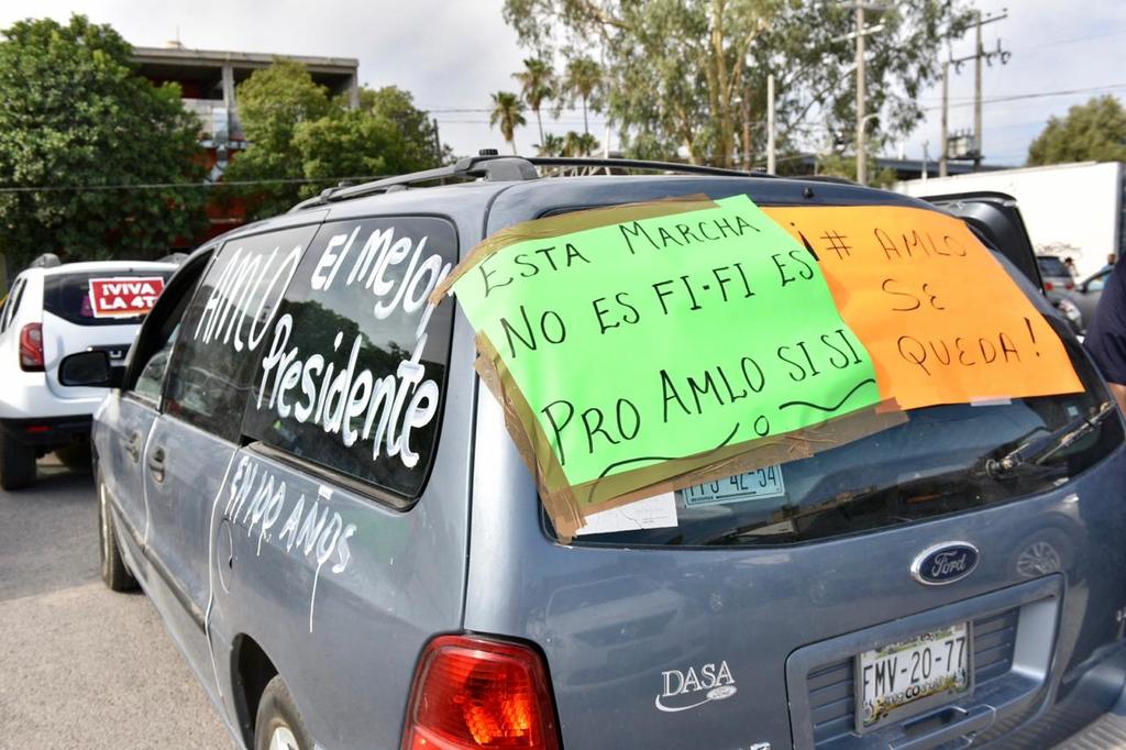 El contingente se reunió con sus vehículos a un costado del Monumento a Hidalgo, donde les colocaron pancartas y leyendas en apoyo a AMLO. 
(ERICK SOTOMAYOR)