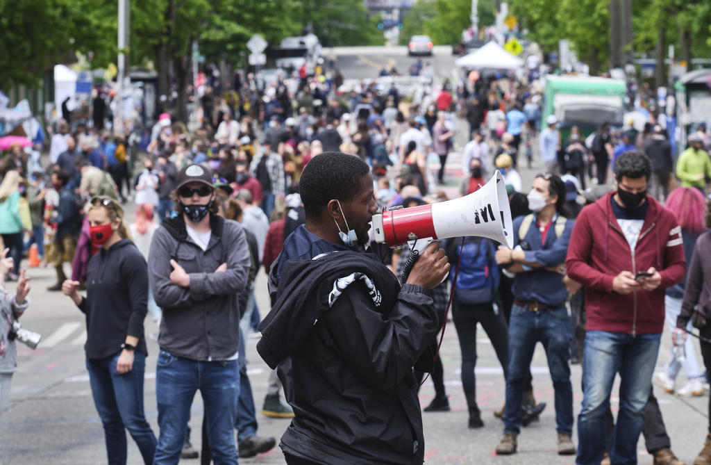 Los manifestantes han acordonado varias manzanas junto a una estación de policía en el barrio de Capitol Hill a raíz de las protestas contra la violencia policial generadas desde la muerte de George Floyd hace varias semanas. (ARCHIVO)