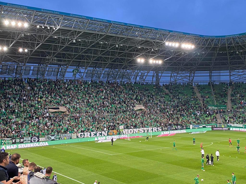 El Ferencvaros celebró con sus aficionados en el estadio su trigésimo primer título de la Liga de Hungría, el segundo consecutivo, con un triunfo ante el Ujpest Dosza (1-0). (CORTESÍA)