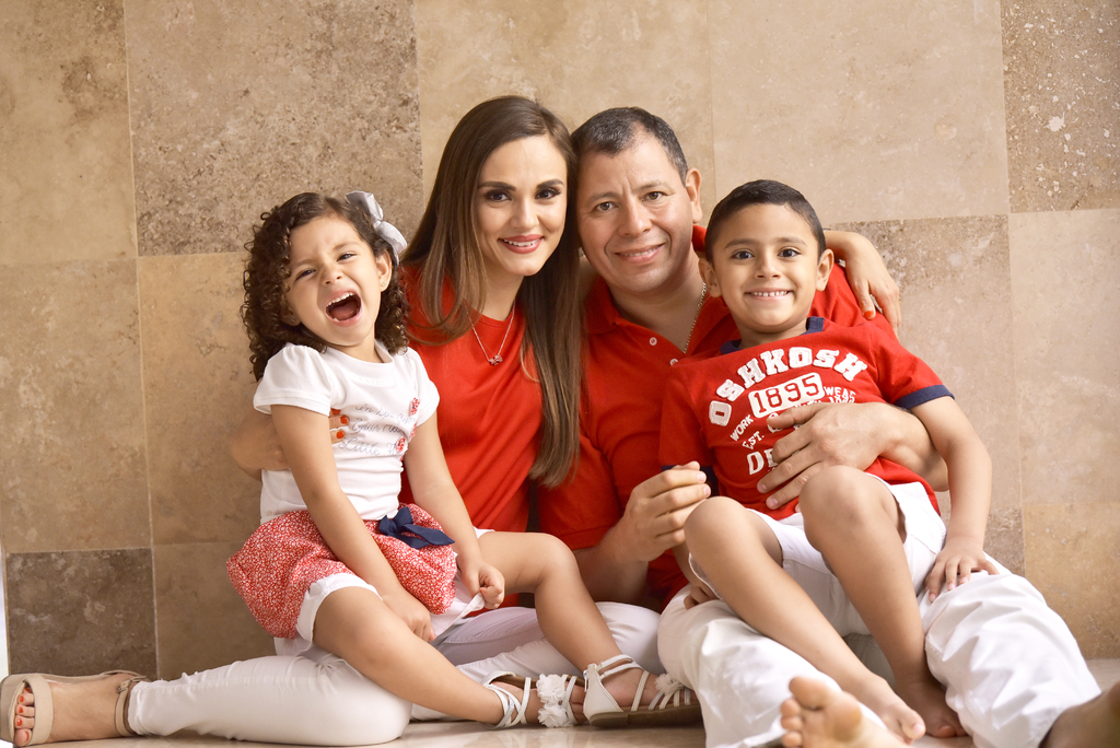 Jaime Rodríguez con su esposa Jessica de La Torre y sus hijos Fernanda y Jaime.