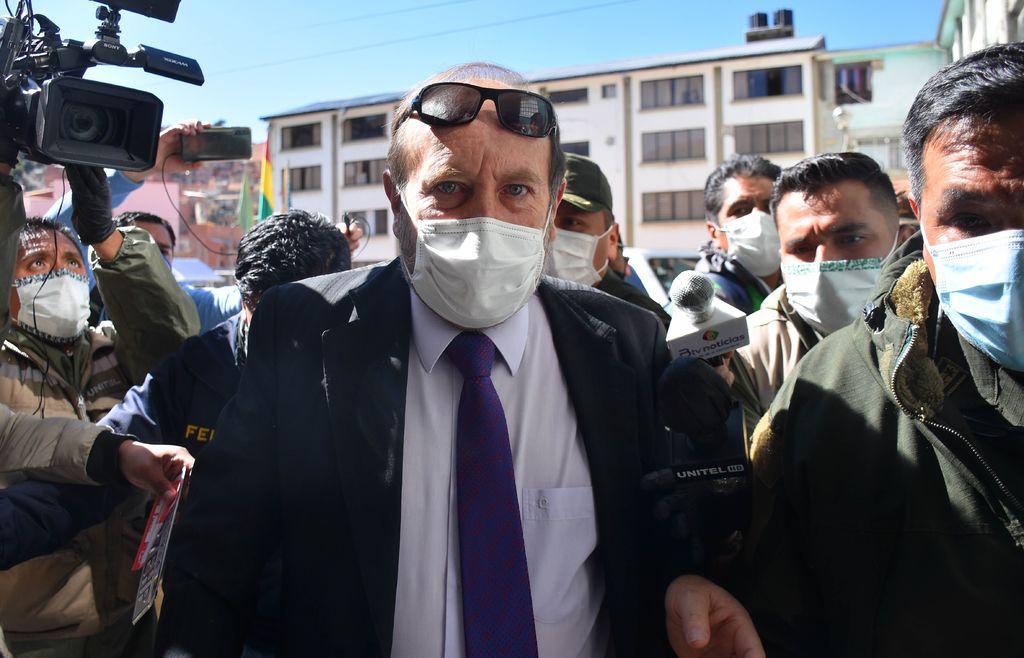 En la fotografía, el ministro interino de Salud de Bolivia, Marcelo Navajas, al ser detenido por corrupción. (EFE) 