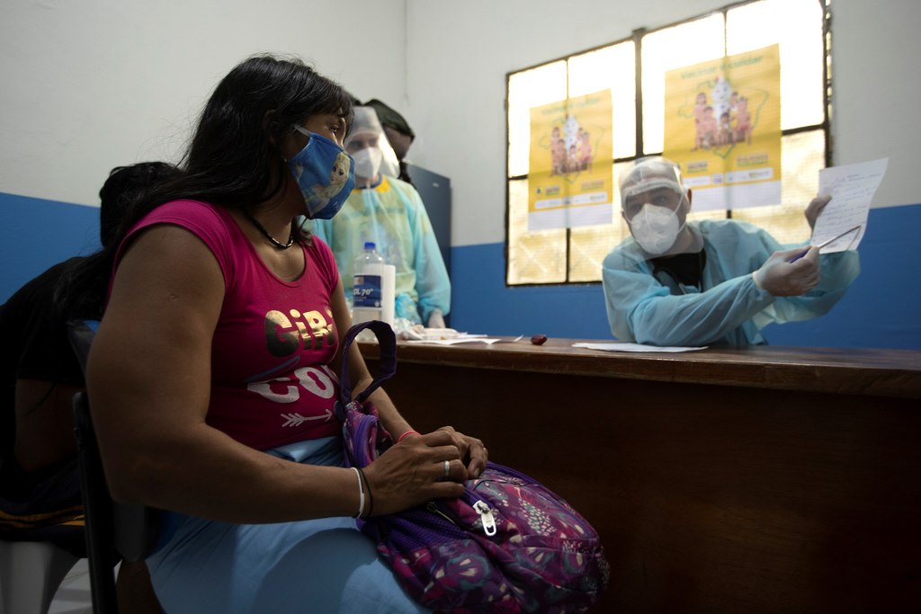 Los infectados en el gigante suramericano suman ya 1.06 millones, en tanto que la cifra de fallecidos asciende a 49,976. (EFE) 