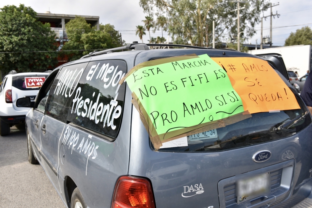 Varios automóviles tenían pintas en apoyo al presidente de la República, Andrés Manuel López Obrador. (ÉRICK SOTOMAYOR)