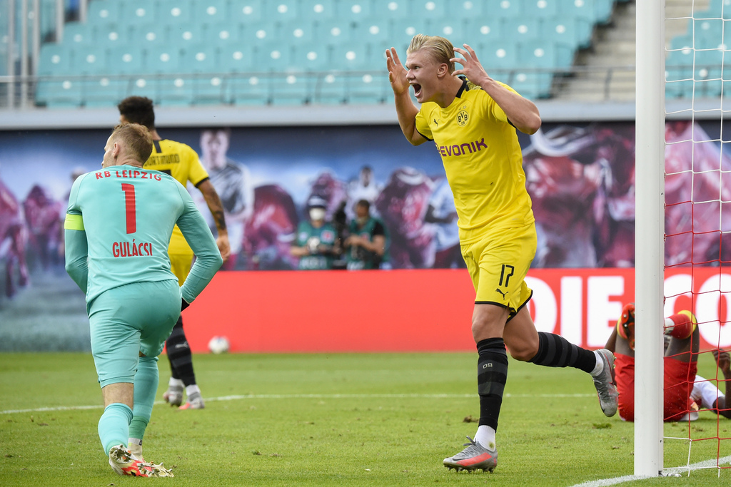 Erling Haaland celebra luego de marcar su segundo tanto, en la victoria del Dortmund 2-0 sobre Leipzig. (AP)