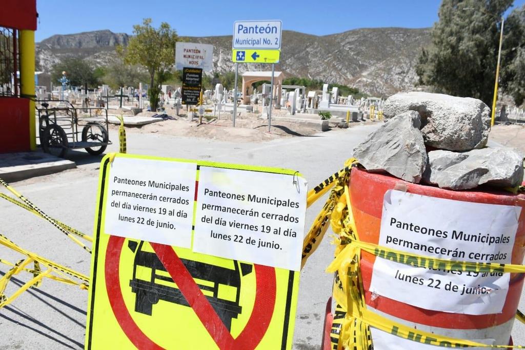 Los panteones municipales y particulares del municipio de Torreón se mantienen cerrados durante este domingo 21 de junio, fecha en que los laguneros celebran el Día del Padre, aunque este año con distanciamiento social debido a la pandemia por el virus SARS-CoV-2 (COVID-19). (ANGÉLICA SANDOVAL)