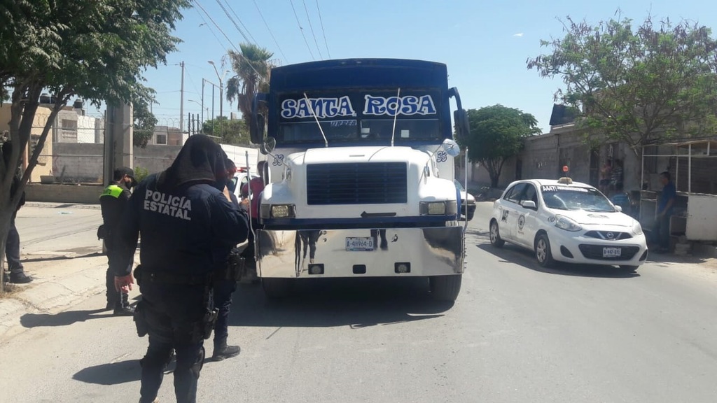 La motocicleta chocó por alcance contra un camión de la ruta Santa Rosa en el fraccionamiento Torremolinos de Gómez Palacio. (EL SIGLO DE TORREÓN)