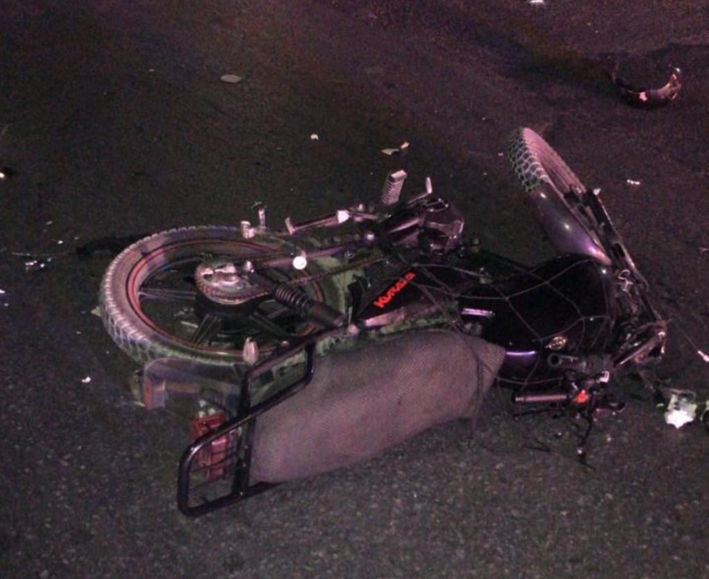 El joven viajaba en una motocicleta cuando fue impactado por un tráiler. (EL SIGLO DE TORREÓN)