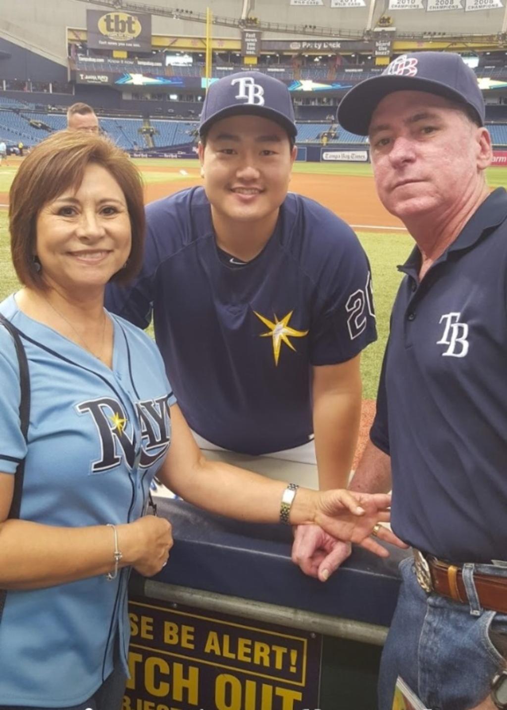 La maestra lagunera Gaby Clark y su esposo, junto al beisbolista surcoreano, primera base de los Mantarrayas de Tampa Bay, Ji-Man Choi.