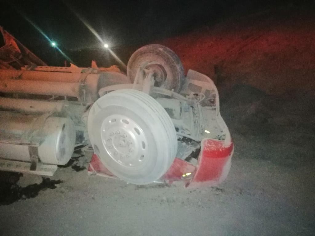 El accidente ocurrió minutos después de las 3:00 de la mañana a la altura del kilómetro 10 de la vialidad mencionada, antes de llegar a la caseta de cobro.
(EL SIGLO DE TORREÓN)