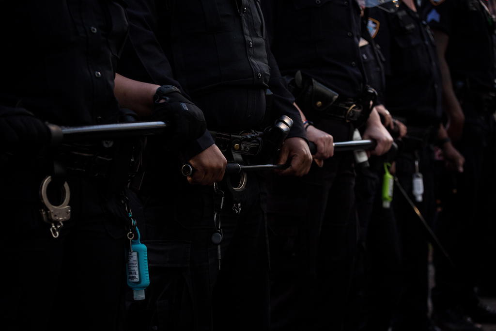Un agente de la Policía de Nueva York ha sido suspendido tras usar una llave de estrangulamiento prohibida por el Cuerpo para inmovilizar a un ciudadano negro cuando era arrestado. (ARCHIVO) 