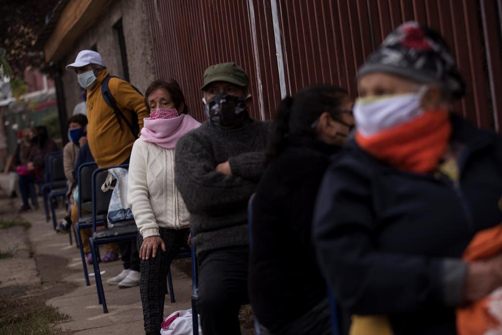 Chile, que supera a España, Italia e Irán en la cantidad de casos del nuevo coronavirus, podría duplicar sus 7,000 muertos en los próximos tres meses si no aplica un confinamiento severo para cortar la cadena de contagios. (ARCHIVO) 