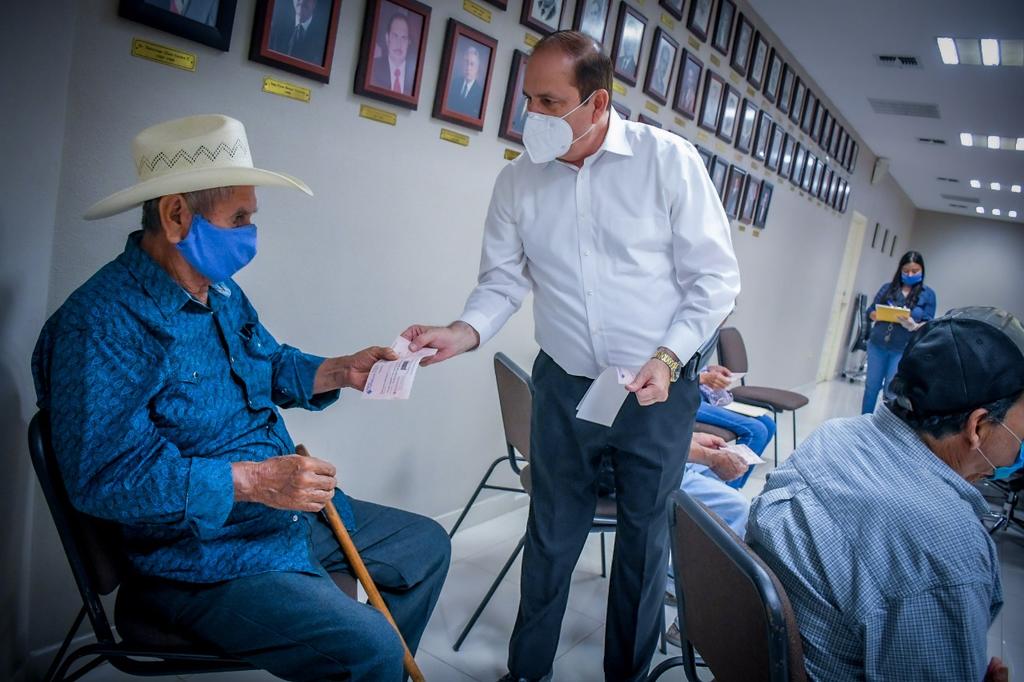 La compañía General de Seguros entrega los cheques promovidos por el municipio de Piedras Negras, para los beneficiarios del seguro por los daños que resultaron en sus viviendas. (EL SIGLO COAHUILA)